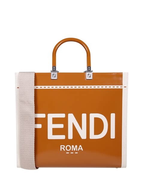 borsa fendi fatta a busta del 1979|La storia della borsa Baguette di Fendi .